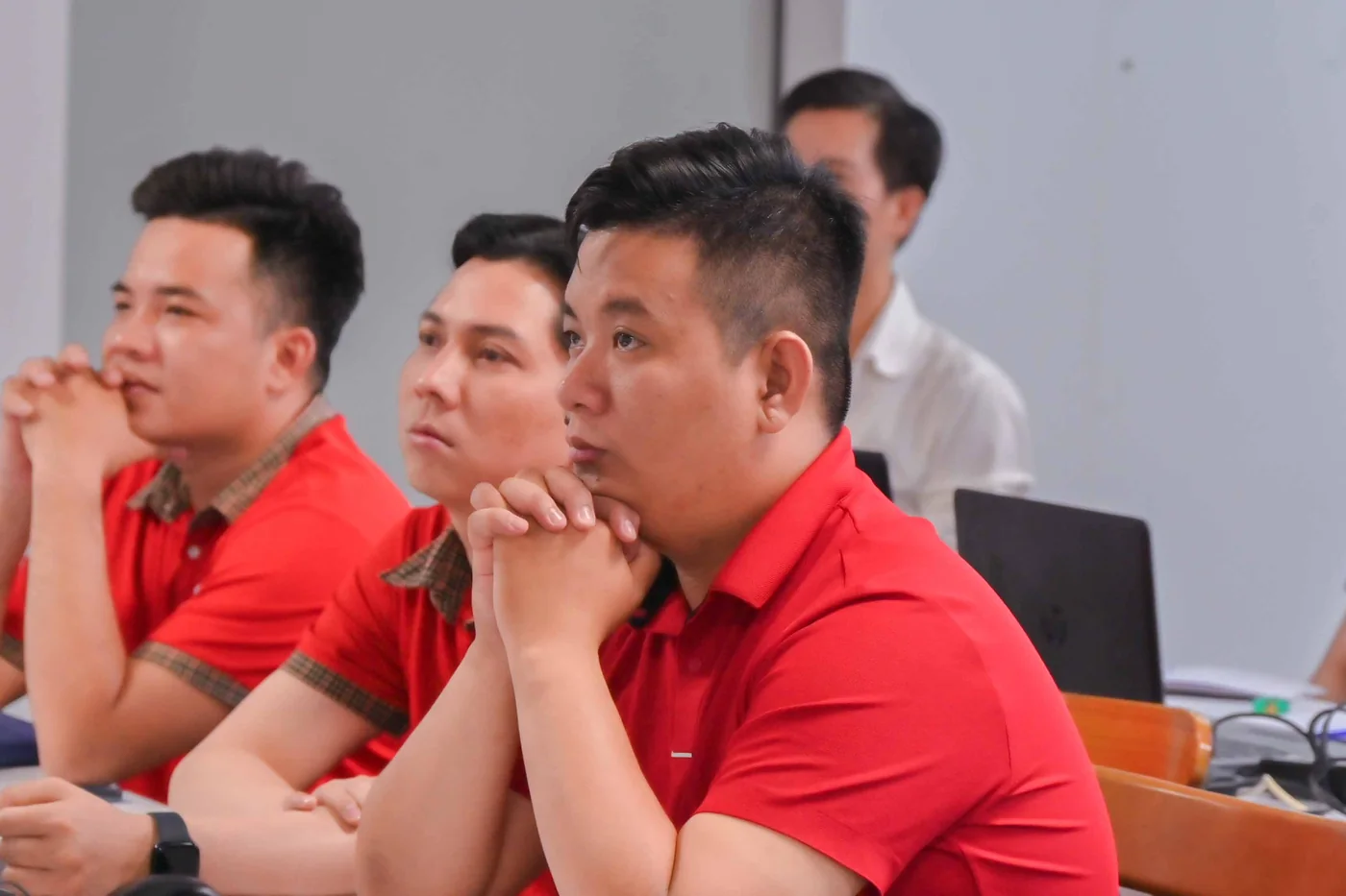 Ba học viên thảo luận cách chia lại việc trong buổi coaching