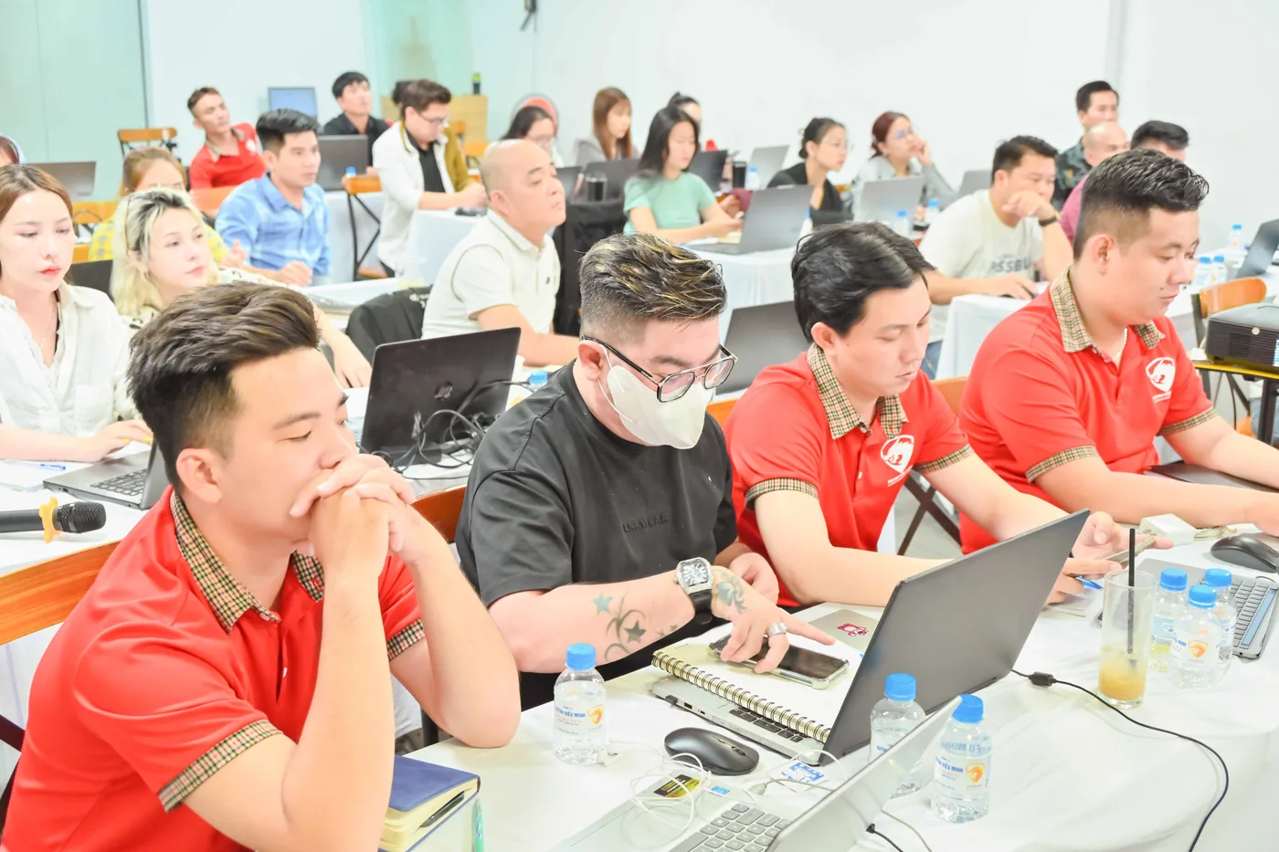 Học viên chắp tay suy nghĩ trước màn hình trong lớp đào tạo