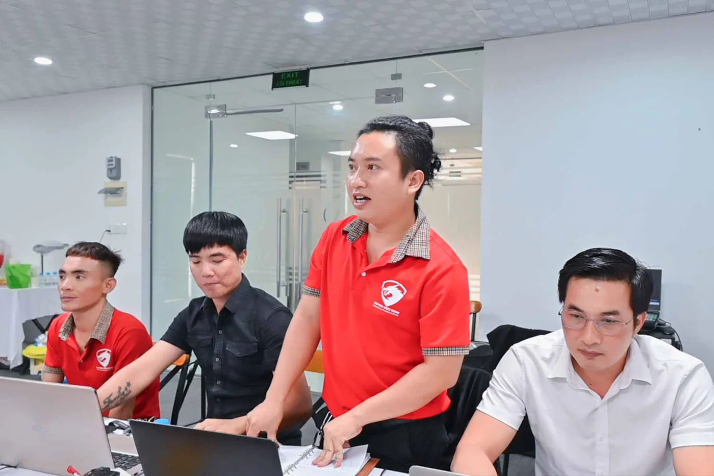 Gia Cát Duẩn hướng dẫn trực tiếp trên máy cho một nhóm chủ doanh nghiệp