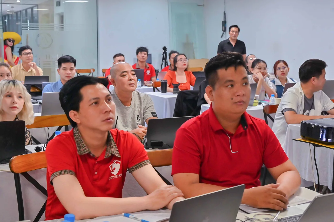 Chủ doanh nghiệp ngồi suy nghĩ trong buổi coaching