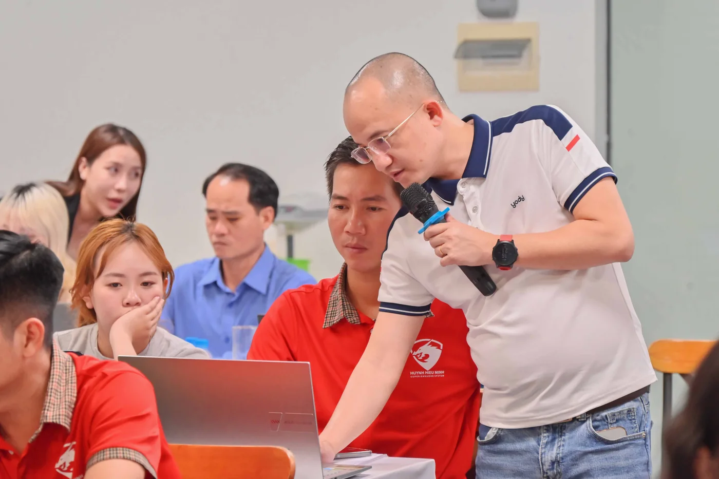 Gia Cát Duẩn kèm học viên thao tác AI ngay trên laptop