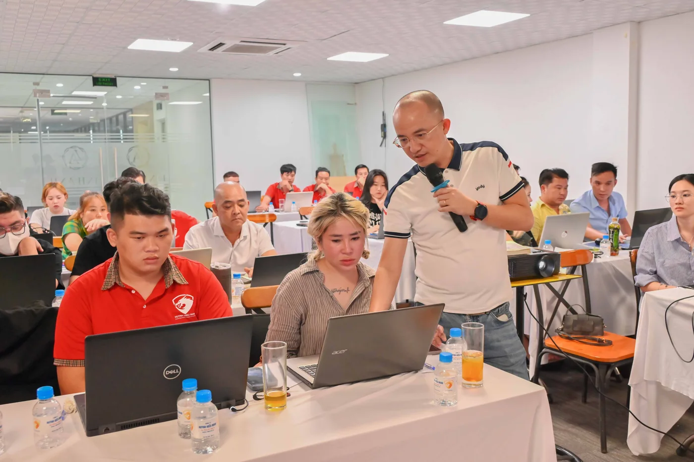 Lớp đào tạo AI cho chủ doanh nghiệp, học viên thực hành trên laptop