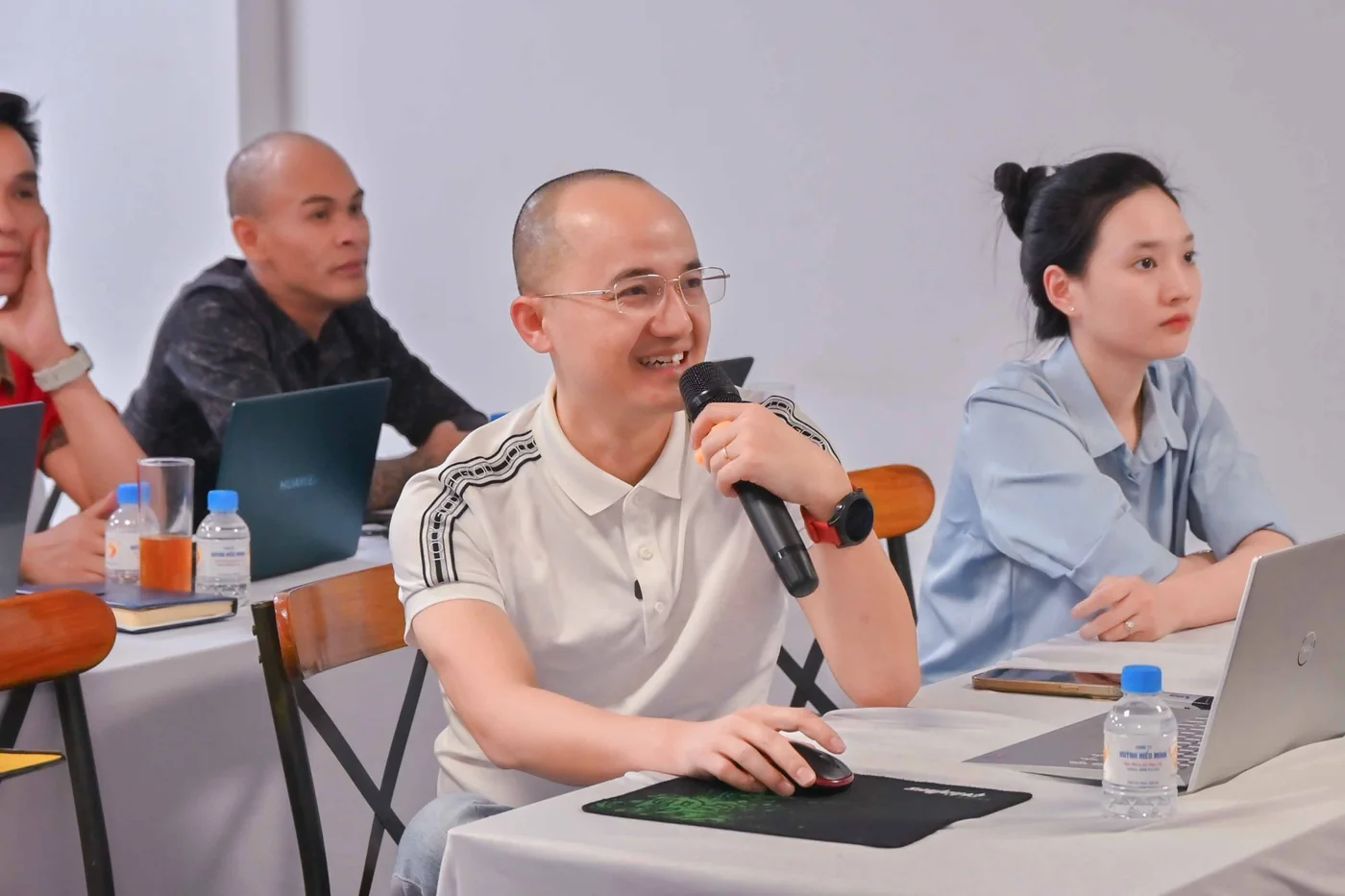 Gia Cát Duẩn ngồi cùng bàn với học viên, hướng dẫn trực tiếp trên máy