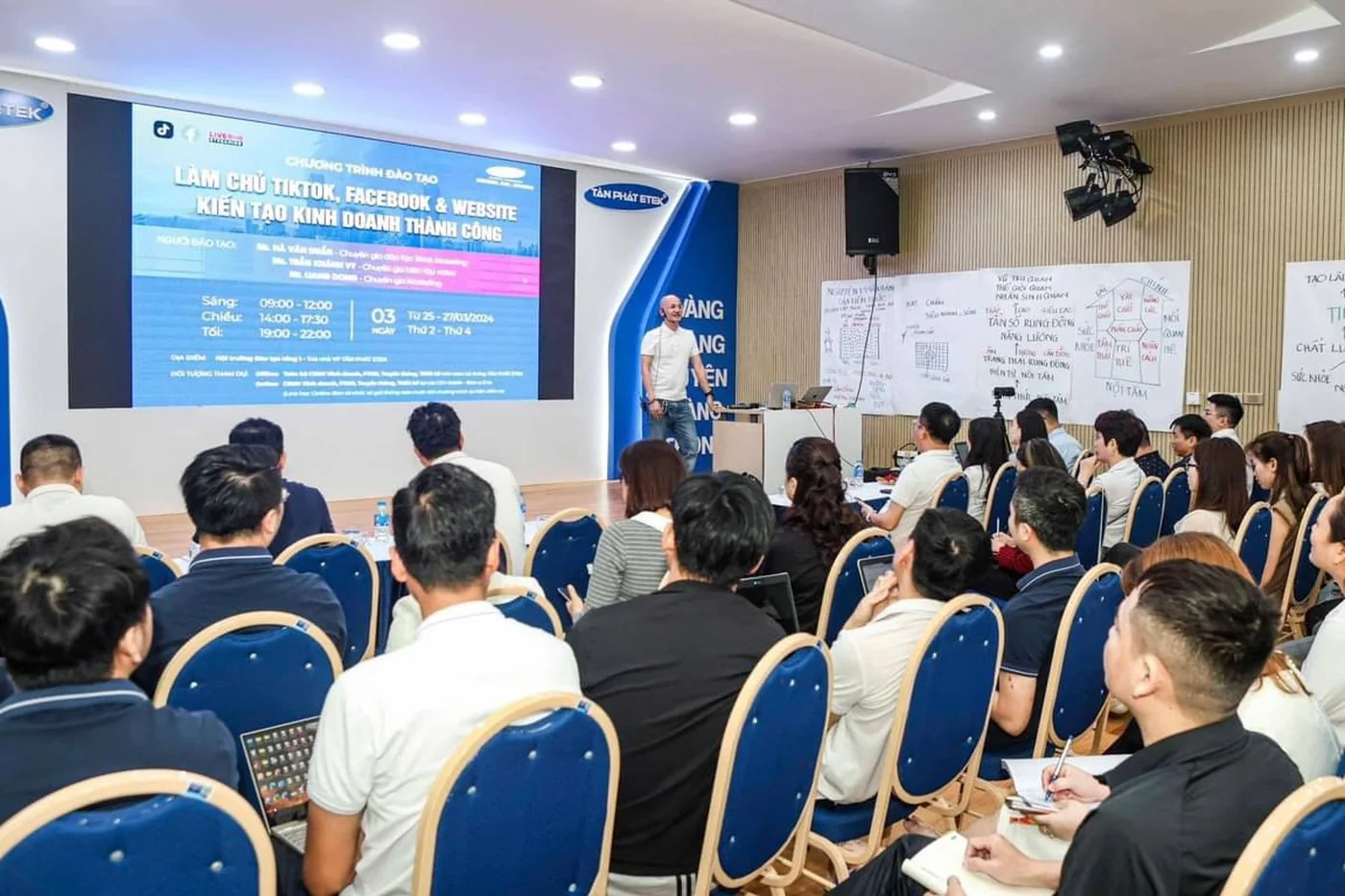 Buổi đào tạo tổ chức tại chính doanh nghiệp khách hàng