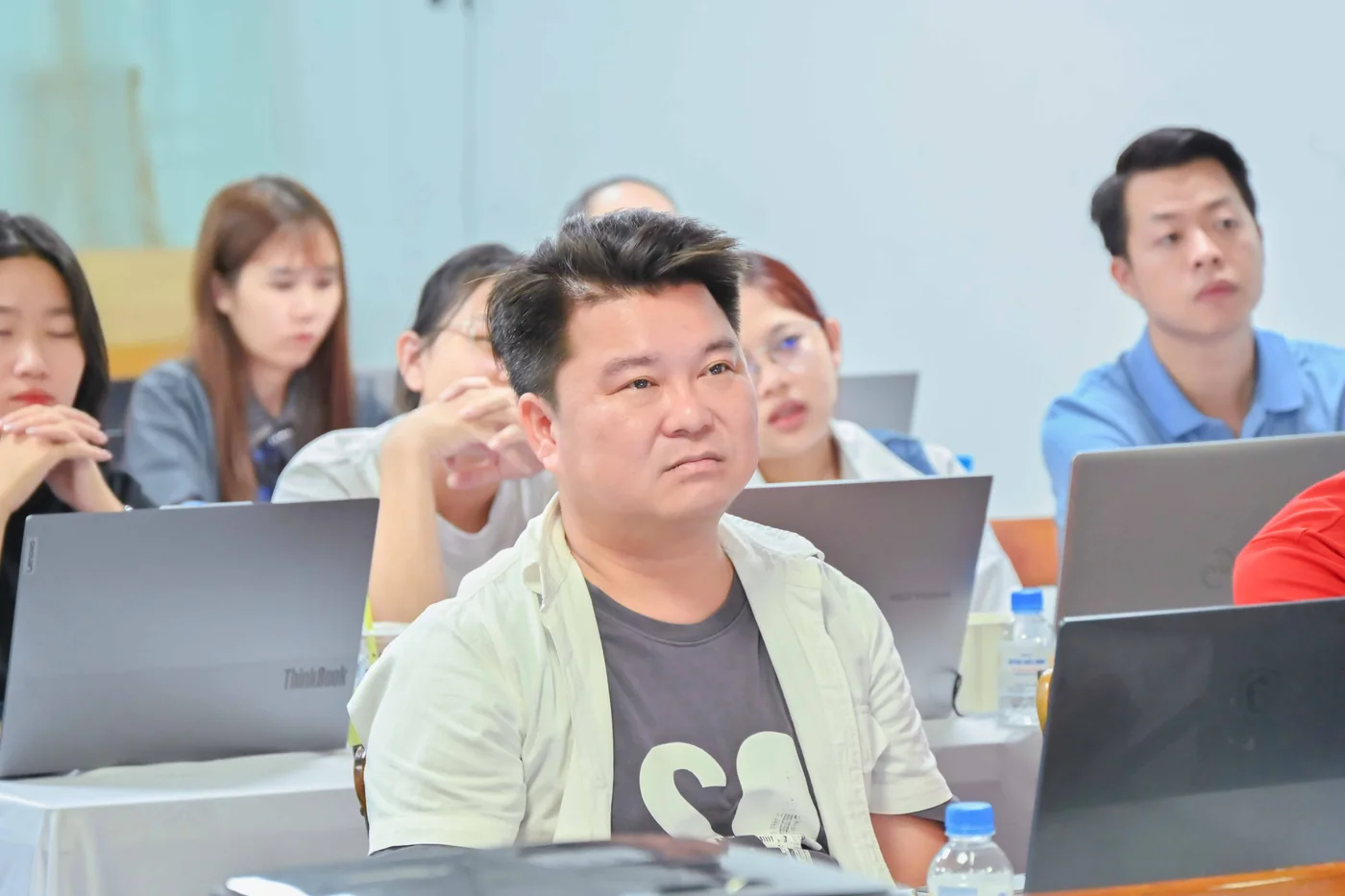 Chủ doanh nghiệp chăm chú theo dõi trong buổi coaching