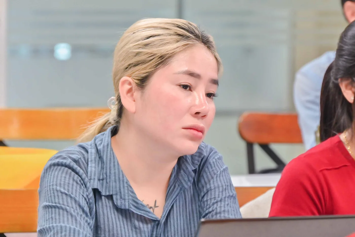 Học viên ngồi trầm tư trong lớp đào tạo AI