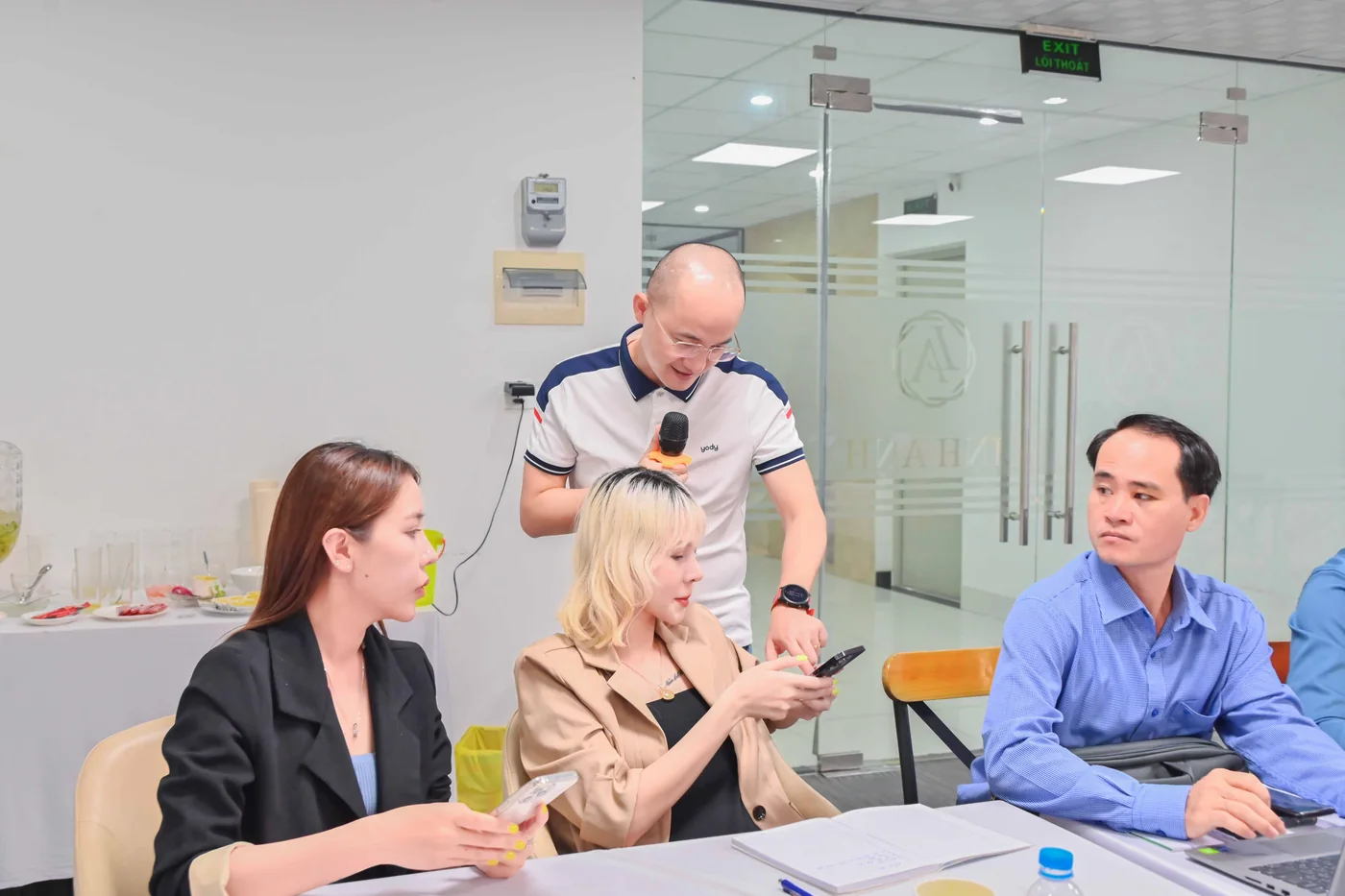 Gia Cát Duẩn kèm một nhóm học viên tại bàn