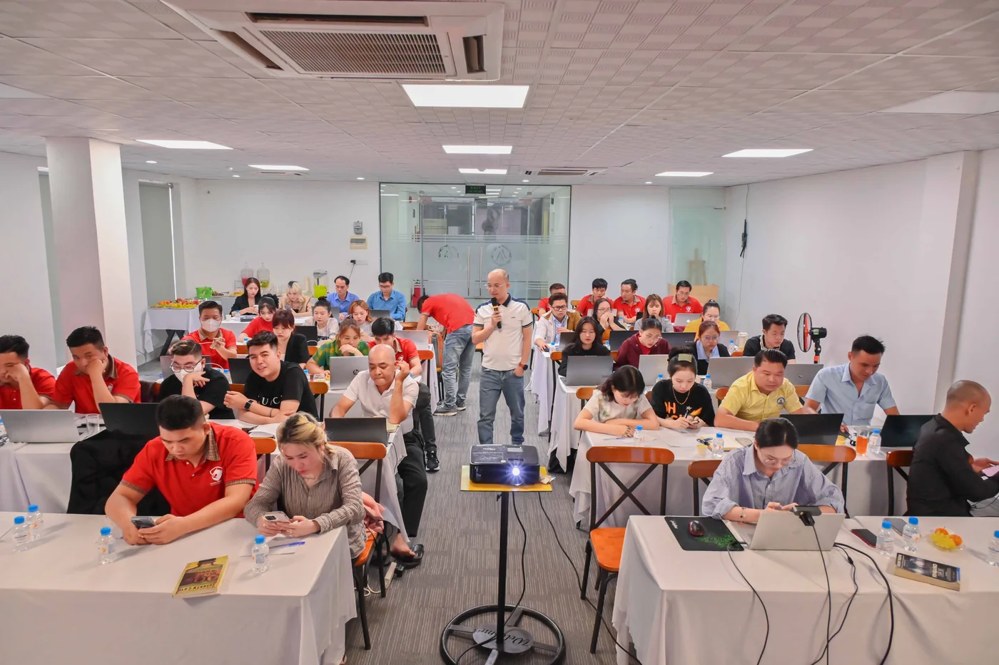 Lớp đào tạo đông học viên, mỗi người một máy