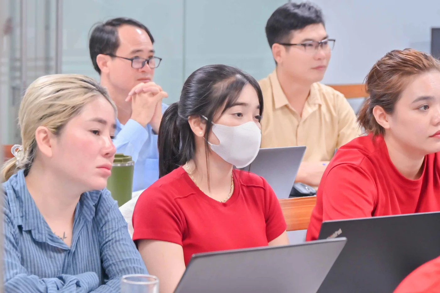 Nhóm học viên thực hành giao việc lặp cho máy ngay trong lớp
