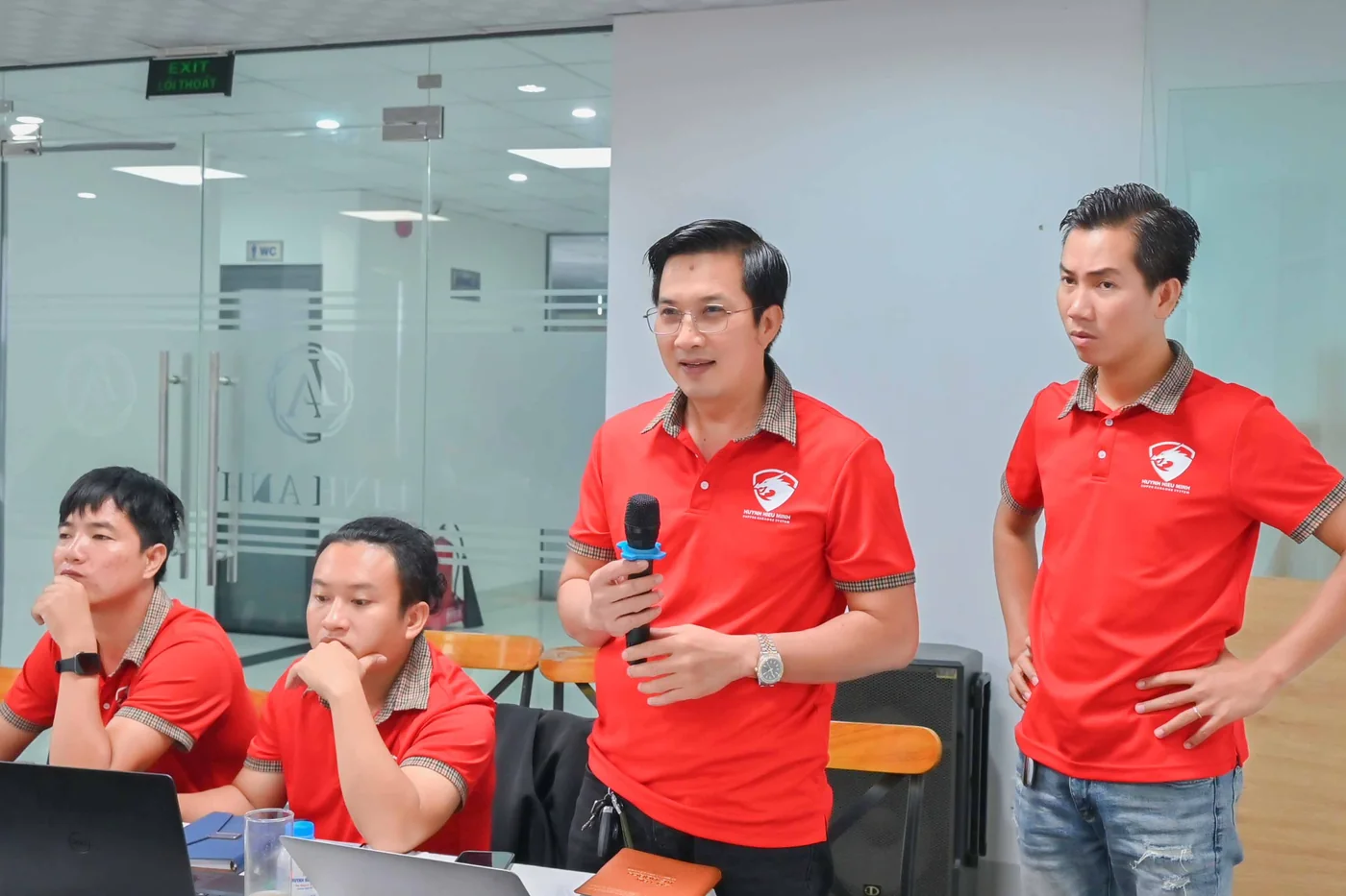 Gia Cát Duẩn trao đổi trực tiếp với học viên trong lớp